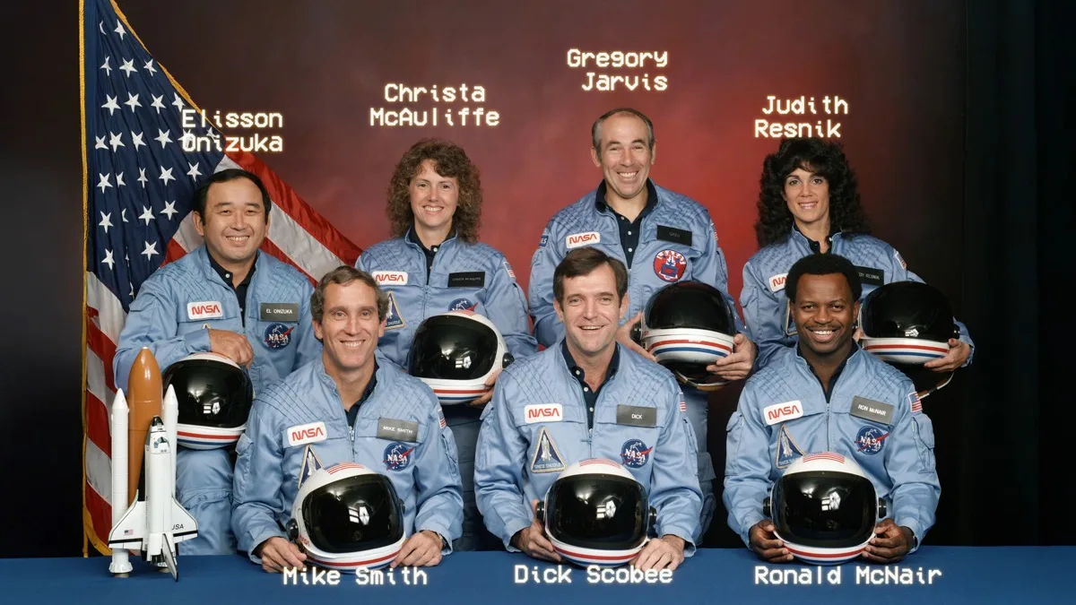 Foto oficial dos sete tripulantes da missão STS-51-L do Challenger — Mike Smith, Dick Scobee, Ronald McNair, Ellison Onizuka, Christa McAuliffe, Gregory Jarvis e Judith Resnik