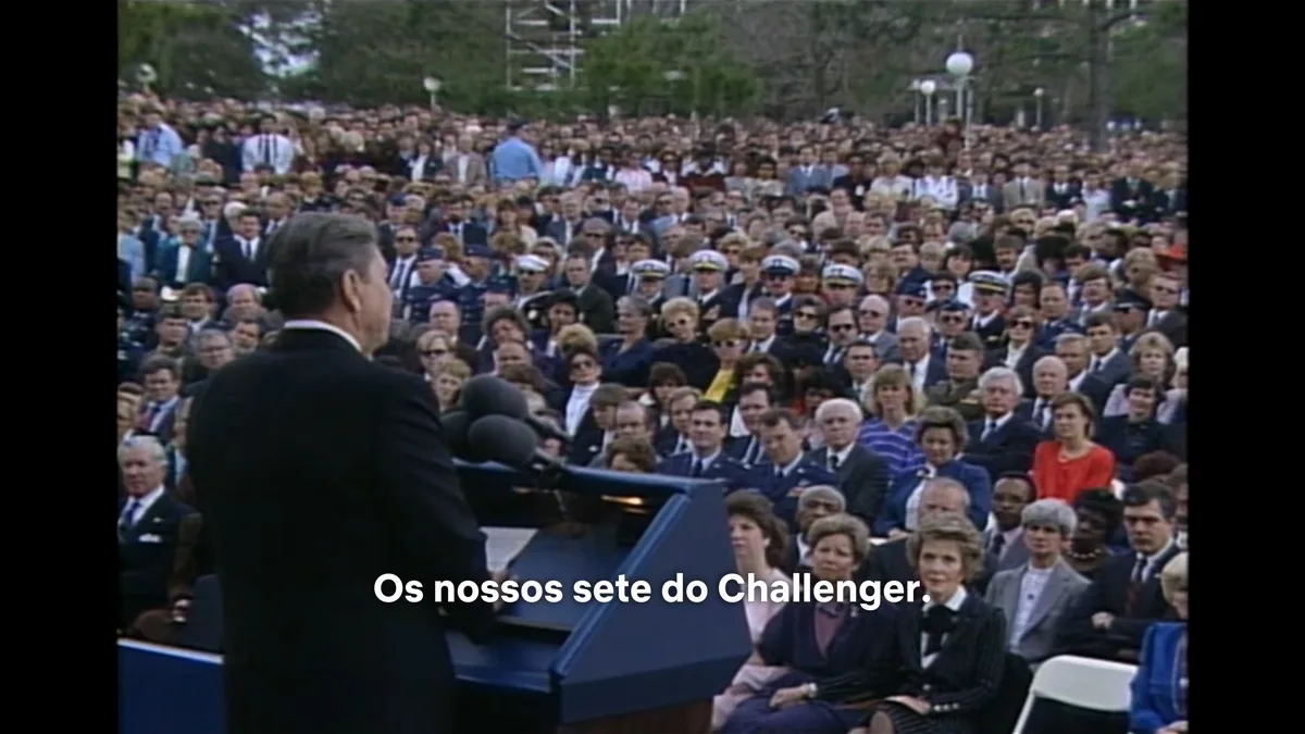 Presidente Ronald Reagan em pronunciamento oficial nos jardins da Casa Branca homenageando os sete tripulantes do Challenger
