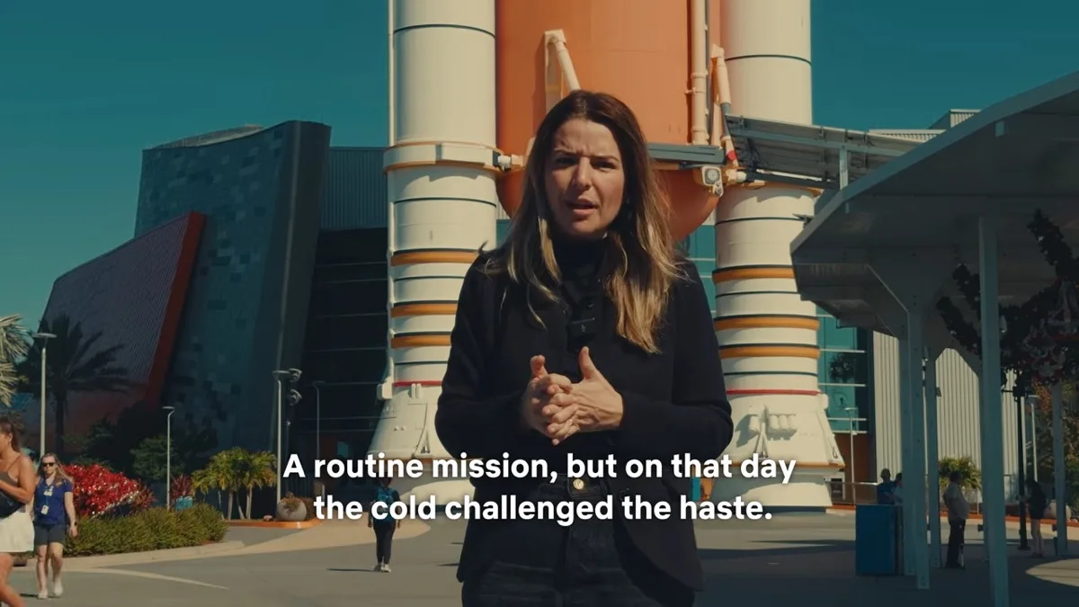 Andreza Araújo gravando o documentário em frente ao Kennedy Space Center, mesmo local de onde o Challenger decolou em 1986