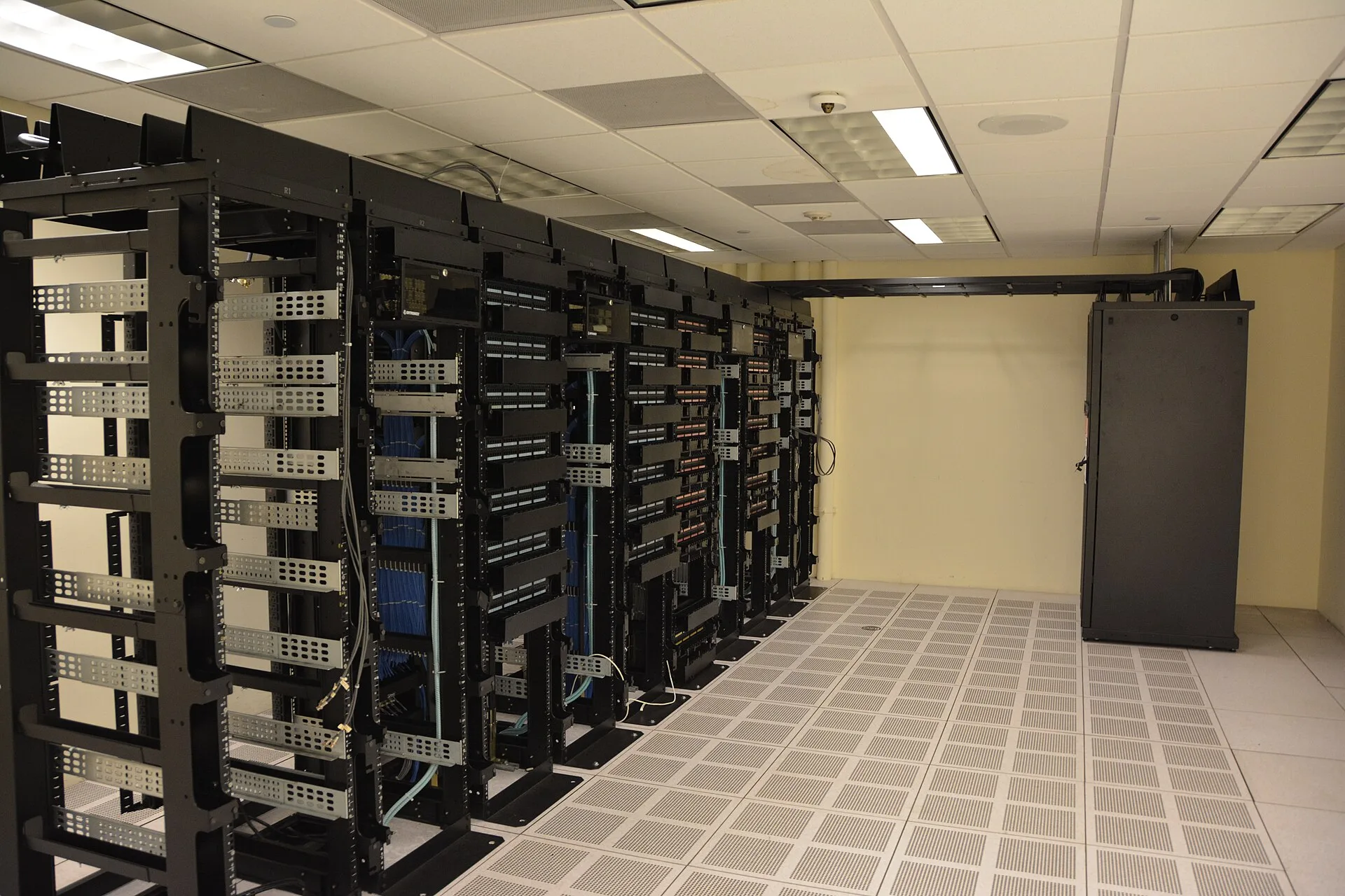 Reihen von Racks und Netzwerkgeräten in einem Rechenzentrum