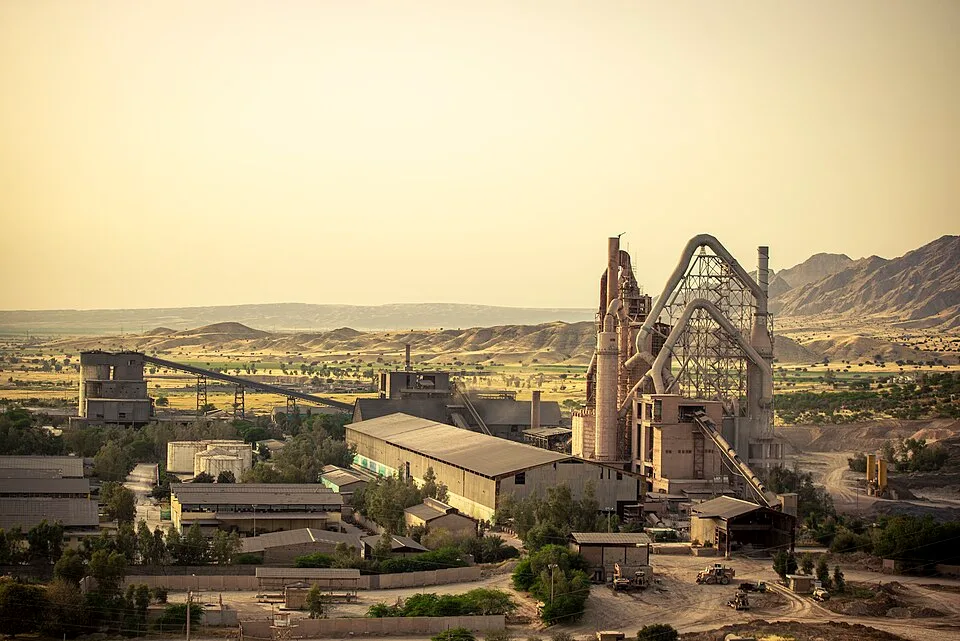 Zementwerk in Behbahan, Iran, mit Prozesstürmen, Förderanlagen, Silos und Hallen