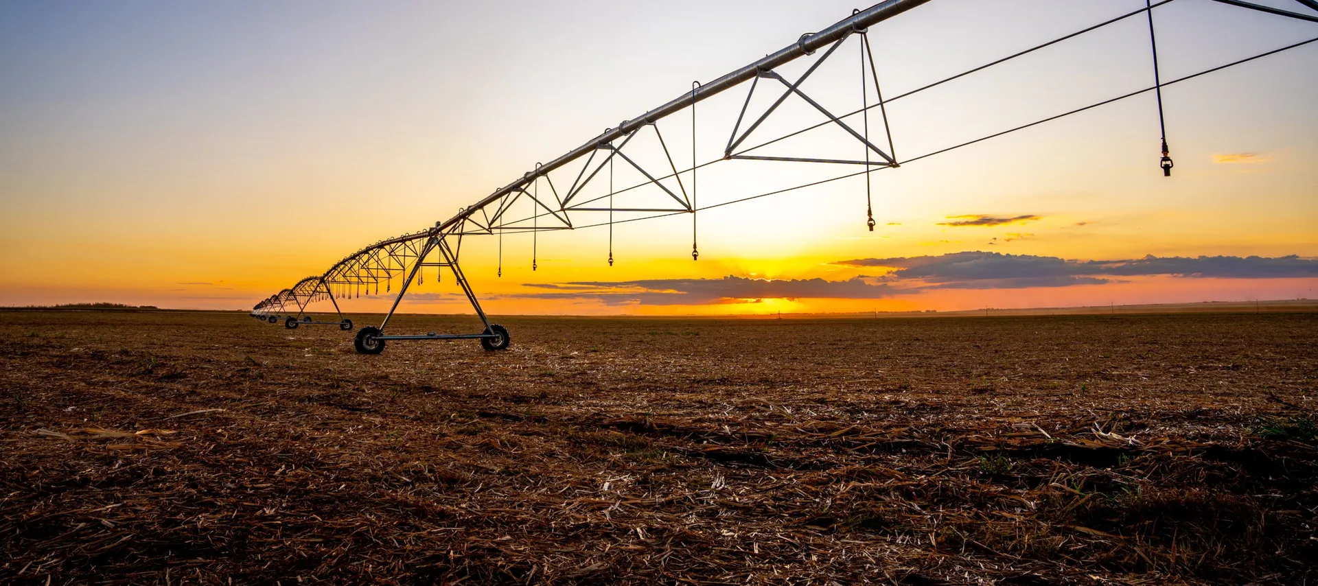 Kreisberegnungsanlage auf einer landwirtschaftlichen Fläche bei Sonnenuntergang, auf einer Unternehmensfotografie von BrasilAgro
