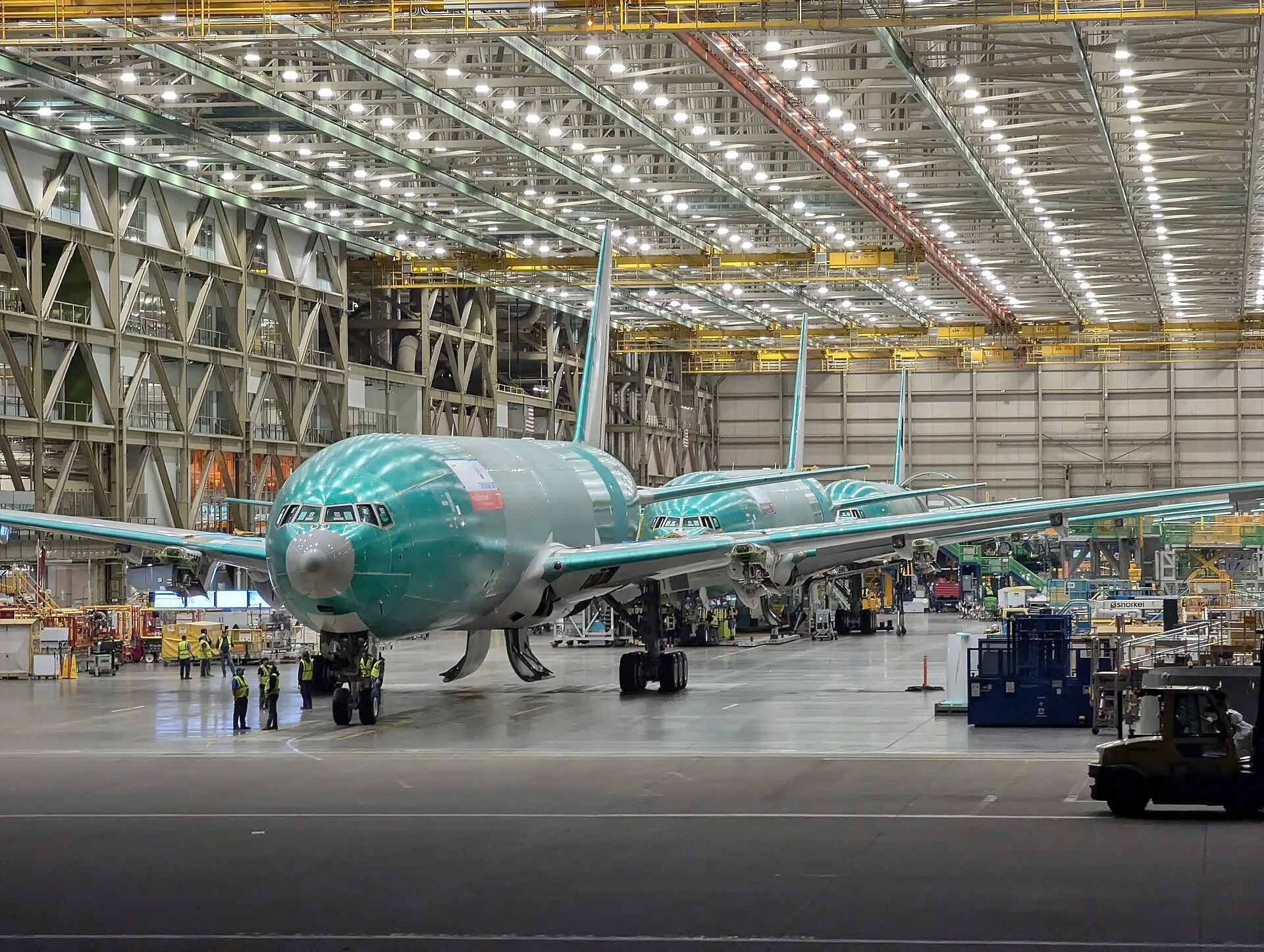 Flugzeugrümpfe bei der Montage in einer großen Industriehalle