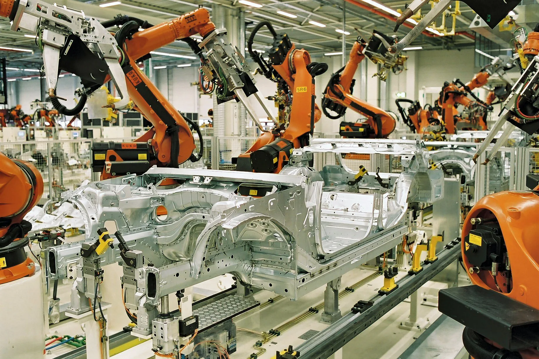 Industrieroboter bei der Montage unlackierter Karosserien