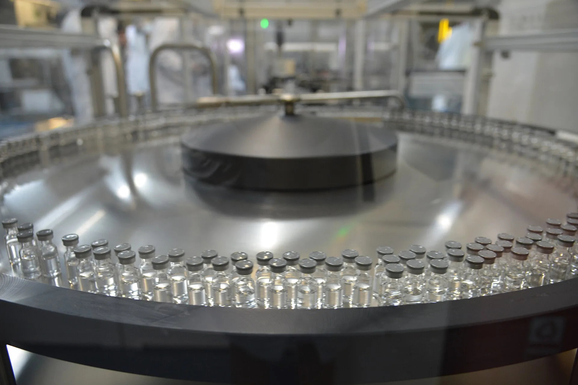 Fläschchen in einer industriellen Impfstoffproduktionslinie