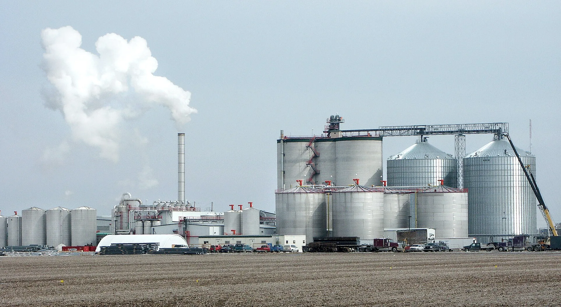 Ethanolanlage mit Silos, Tanks und Verarbeitungsanlagen