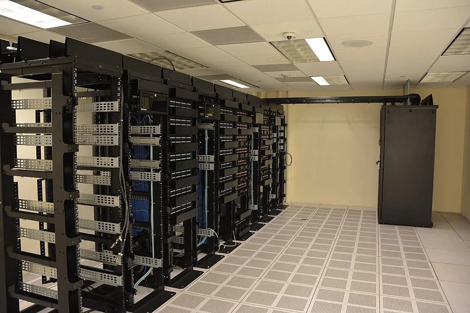 Reihen von Racks und Netzwerkgeräten in einem Rechenzentrum
