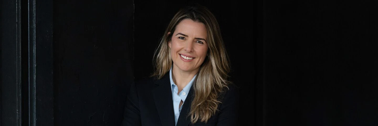 Andreza Araújo mit dunklem Blazer und blauem Hemd