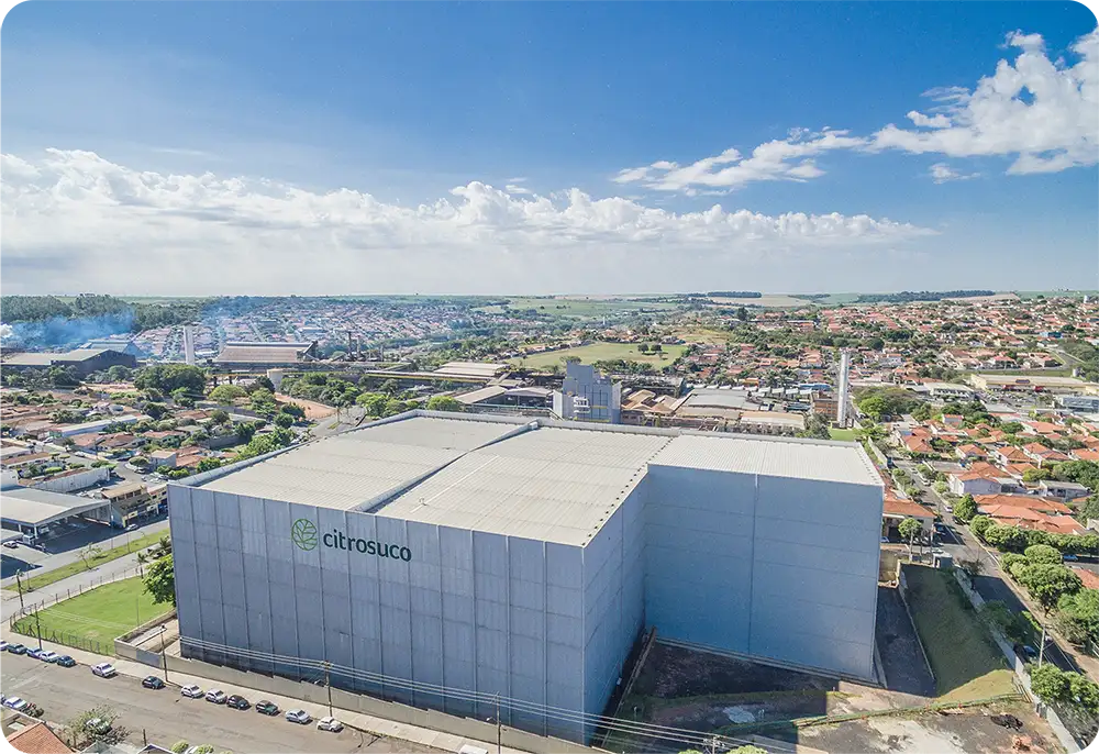 Luftaufnahme der Citrosuco-Anlagen mit der Unternehmensmarke an der Fassade