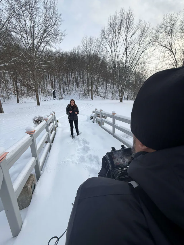 Entre bastidores de una grabación de Andreza Araújo en la nieve