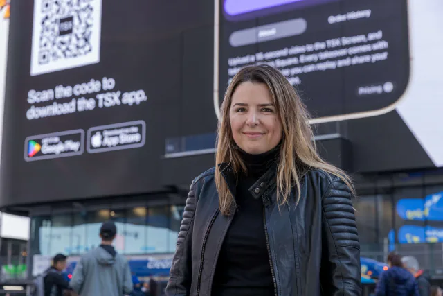 Andreza Araújo frente a una pantalla digital en Times Square