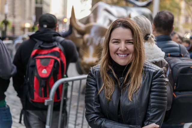 Andreza Araújo en Wall Street frente al Charging Bull