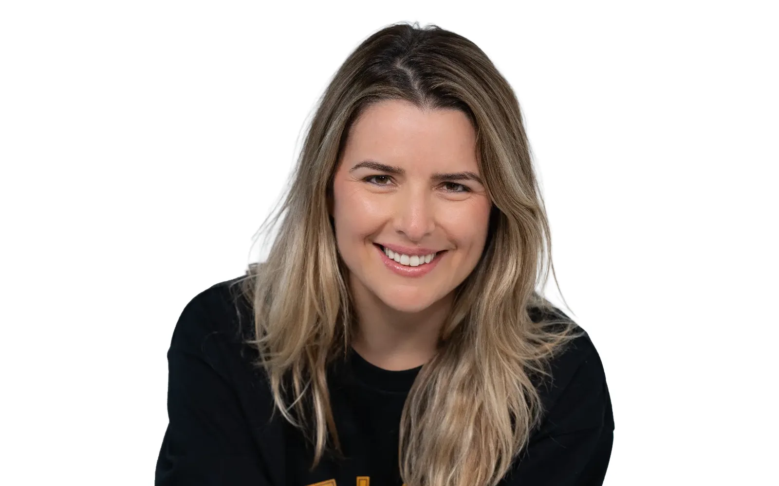 Lächelndes Porträt von Andreza Araújo im Sitzen, auf weißem Hintergrund