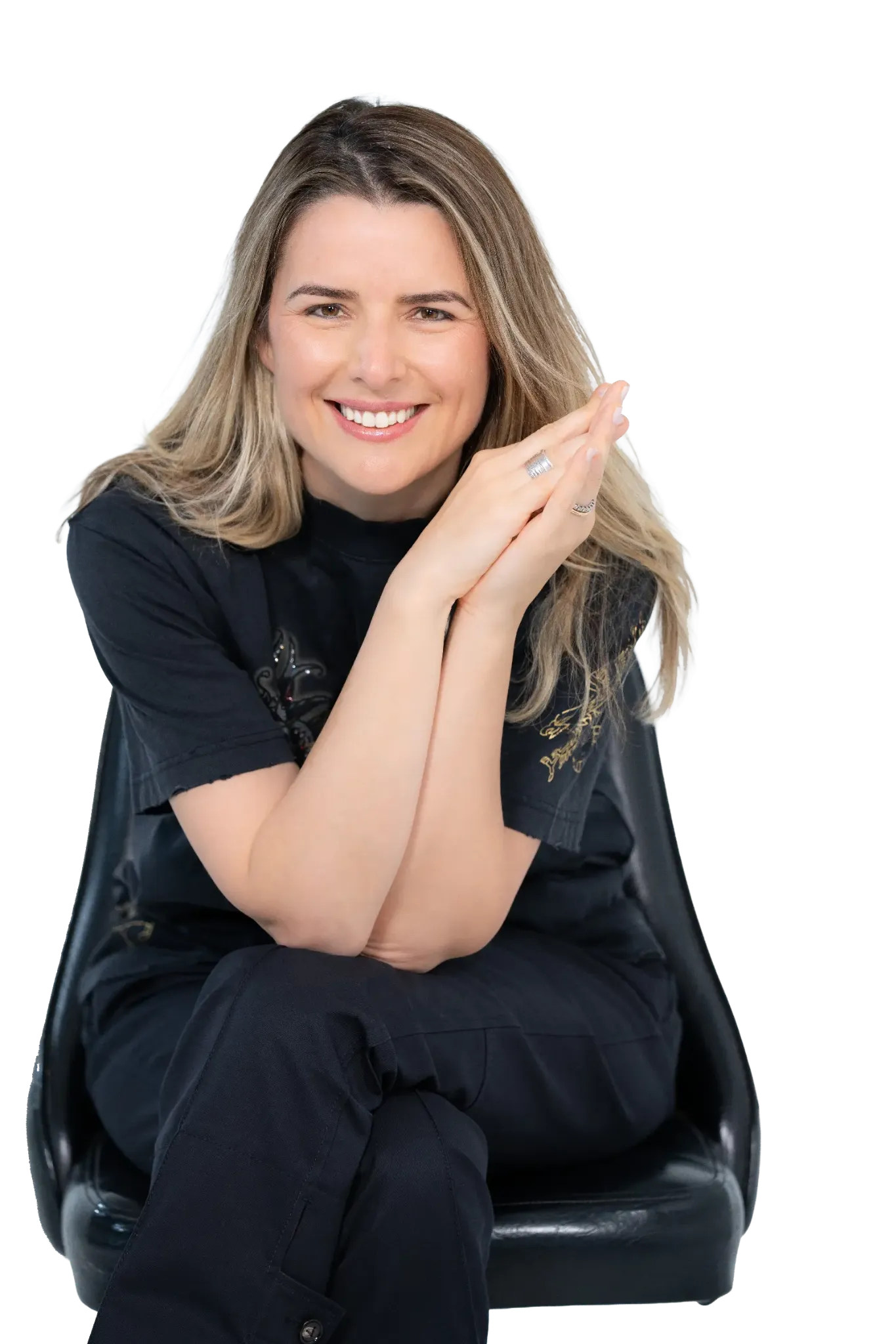 Andreza Araújo auf einem Stuhl sitzend, informelles Porträt