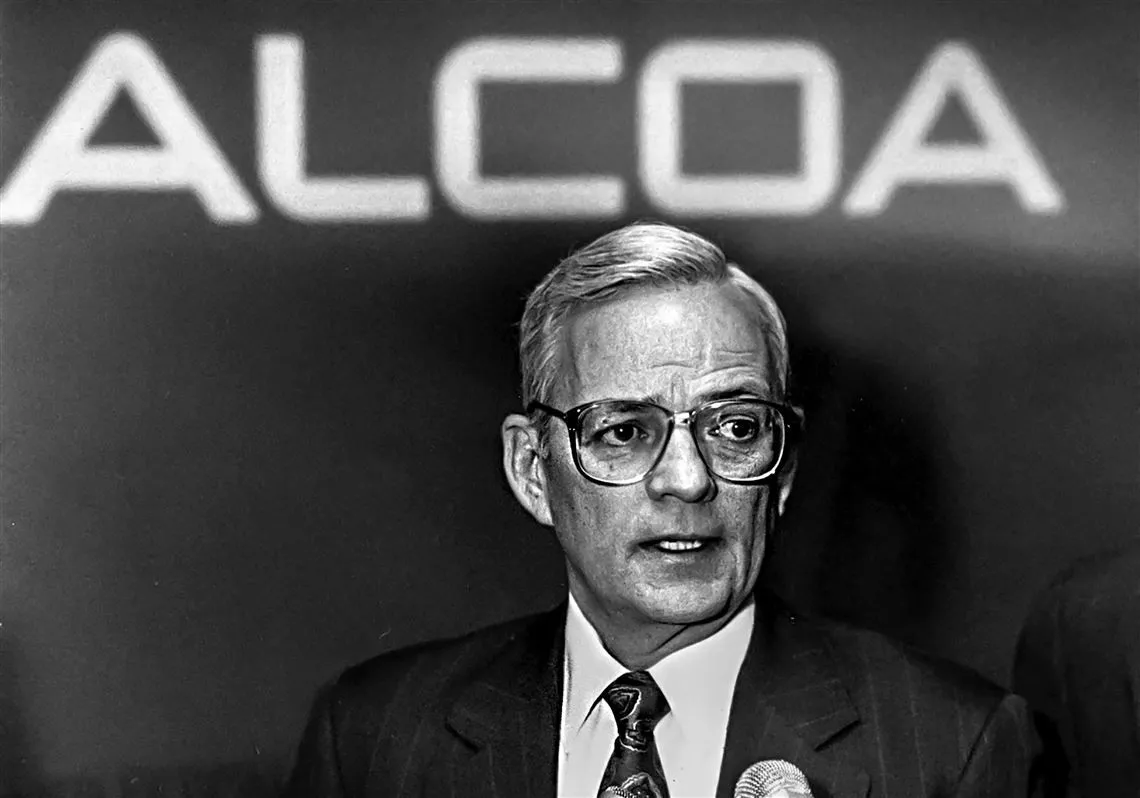 Retrato em preto e branco de Paul H. O'Neill, CEO da Alcoa entre 1987 e 1999.