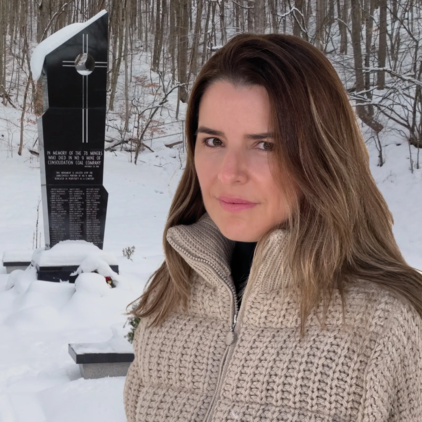 Andreza Araújo ao lado do memorial dos 78 mineiros em Farmington, Virgínia Ocidental, na neve