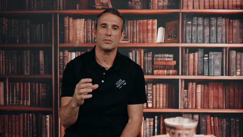 Depoimento masculino em frente à estante de livros
