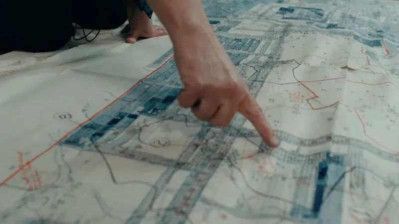 Mão apontando para mapa histórico da mina Consol nº 9