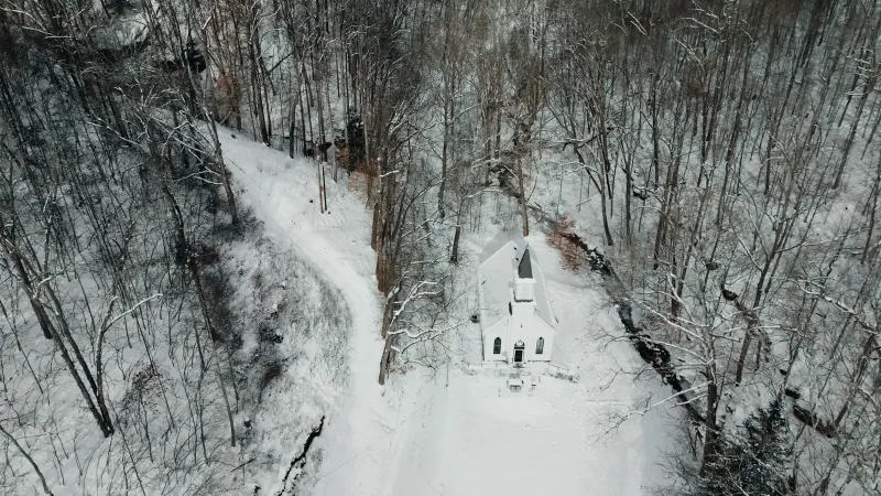 Vista aérea da igreja metodista de Farmington em meio à neve