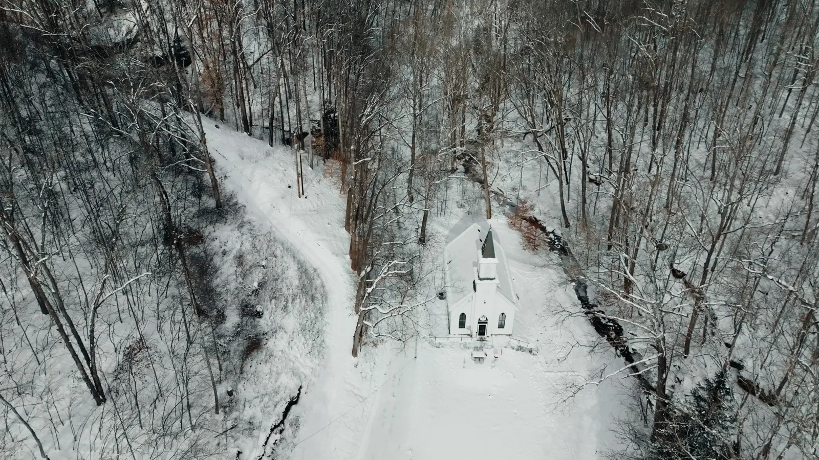 Vista aérea da igreja metodista de Farmington em meio à neve