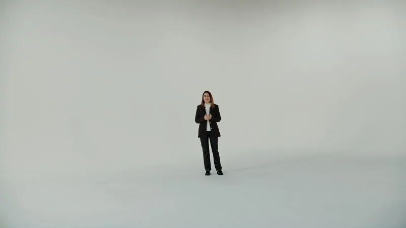 Andreza Araújo em estúdio branco infinito — cena de narração
